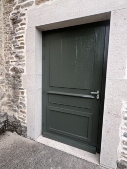 Peinture extérieure : porte de l'Eglise de Brion 01460