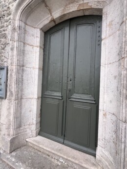 Peinture extérieure : porte de l'Eglise de Brion 01460