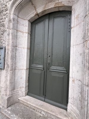 Peinture extérieure : porte de l'Eglise de Brion 01460